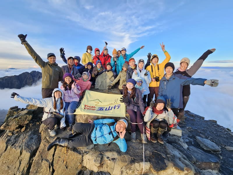 玉山國家公園志工協助營隊活動 志工是玉山國家公園重要夥伴，分為解說志工、高山 保育志工。玉山國家公園管理處24日表示，預計民國 114年辦理志工招募與培訓。圖為玉山解說志工協助 營隊活動。 （玉山國家公園管理處提供） 中央社記者蕭博陽南投縣傳真  113年4月24日 