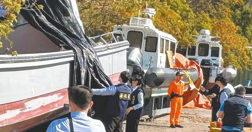 海巡署還原事發經過表示，登檢過程陸船拒檢不斷甩尾逃離，後因急向右轉導致其船尾朝左邊甩，撞上位於左側的巡邏艇後失去平衡翻覆。圖為陸船左側船尾上之欄杆疑似因撞擊而致凹陷扭曲。（圖／中國時報于家麒攝）