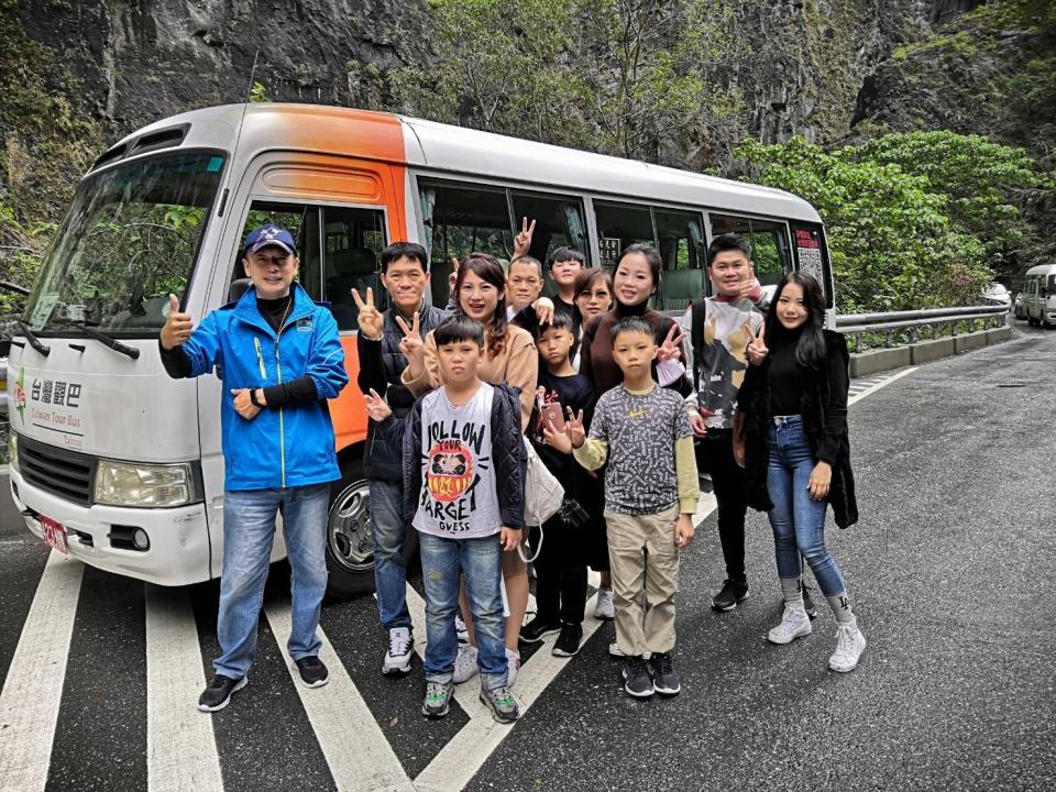 台灣觀巴今年繼續推出不分平假日、兩人同行一人免費活動。交通部觀光署提供