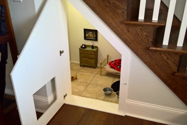 Al más puro estilo del personaje de Harry Potter, la mujer le construyó a su perro un adorable dormitorio bajo las escaleras.