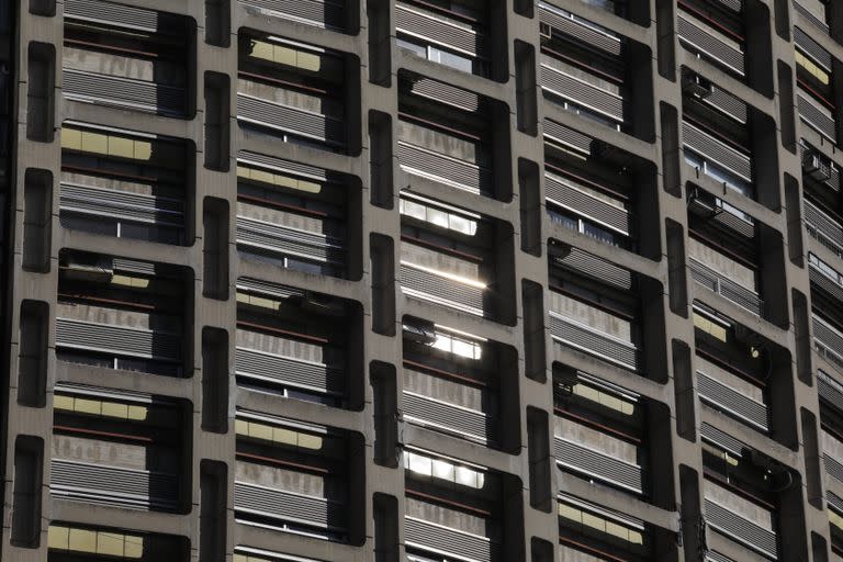 La Torre Dorrego es una muestra del movimiento brutalista, una palabra que viene del francés y que deriva de las palabras "betón", que es "hormigón" y brut, que significa "ácido"