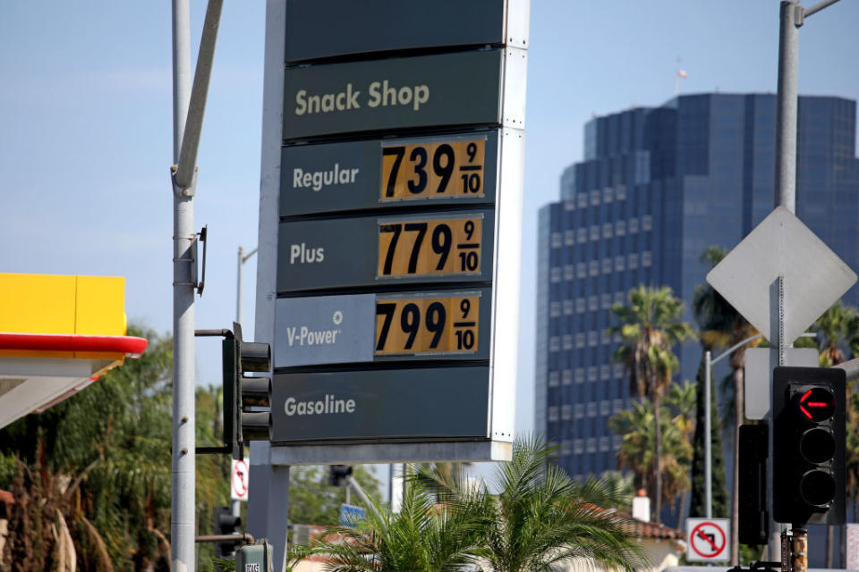 Shell gas station 6101 W Olympic Blvd, Los Angeles, CA 90048, on Thursday, Sept. 29, 2022 in Los Angeles, CA. The Los Angeles County average price rose 15.3 cents to $6.261, its highest amount since July 6, according to figures from the AAA and Oil Price Information Service. It has risen for 27 consecutive days, increasing $1.015, including 14.9 cents Wednesday. It is 67.4 cents more than one week ago, 98.2 cents higher than one month ago, and $1.852 greater than one year ago.<span class="copyright">Gary Coronado-Los Angeles Times/ Getty Images</span>