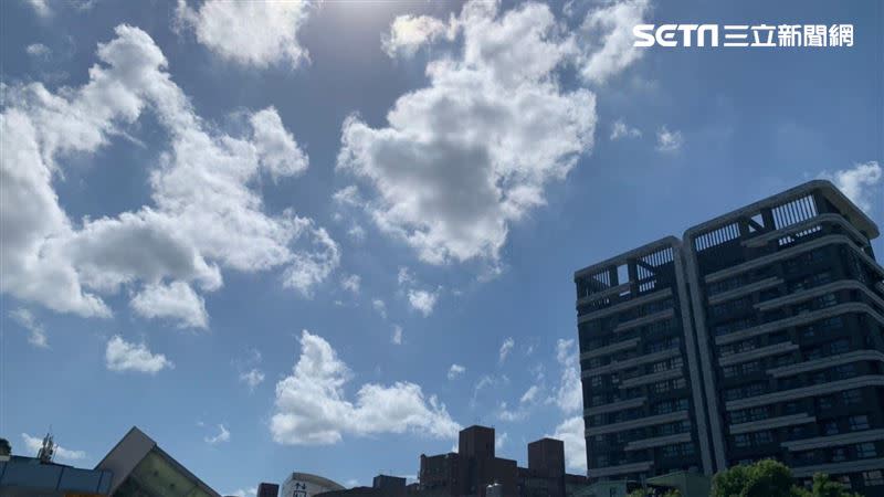 彭啟明說，西南風持續帶來炎熱天氣，週四鋒面帶來雷陣雨。（圖／記者劉沛妘攝影）