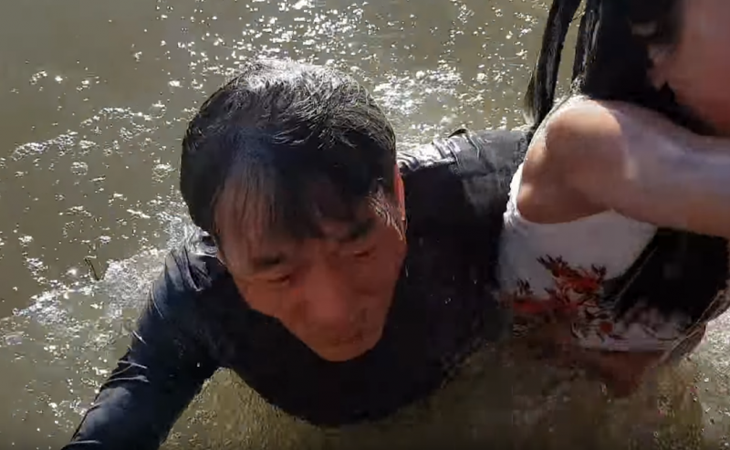 小女孩的祖父毫不遲疑，立刻跳下水搶救。（截自Youtube）