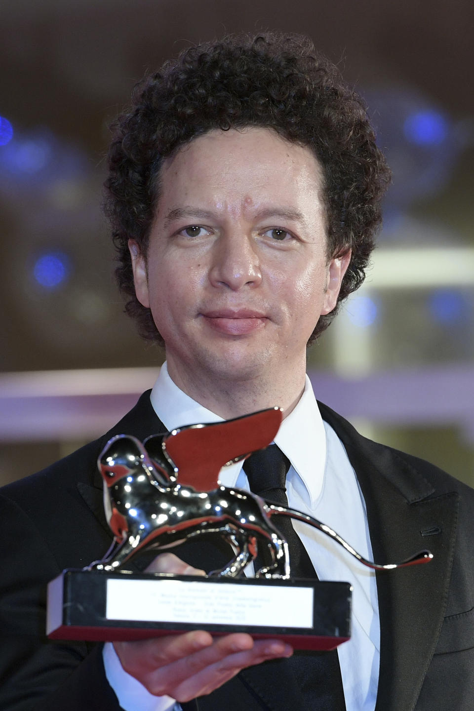 El director mexicano Michel Franco posa con el León de Plata, el premio del jurado, por su película “Nuevo Orden” en la ceremonia de clausura de la 77ª edición del Festival de Cine de Venecia en Venecia, Italia, el sábado 12 de septiembre de 2020. (Gian Mattia D'Alberto/LaPresse via AP)