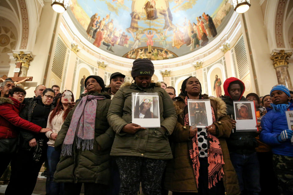 <p>Angehörige der bei einem Wohnhausbrand ums Leben gekommenen Menschen im New Yorker Stadtteil Bronx kommen fünf Tage nach der Katastrophe in einer Kirche zusammen. (Bild: Reuters/Amr Alfiky) </p>