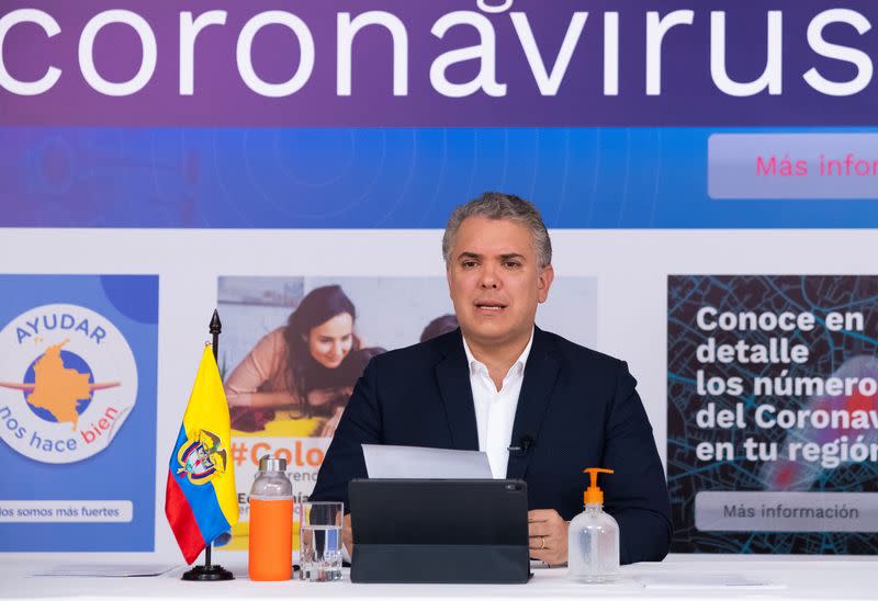 Foto de archivo. El presidente de Colombia, Iván Duque, habla durante su programa diario de televisión en medio de la pandemia de coronavirus, desde la sede de la Presidencia en Bogotá