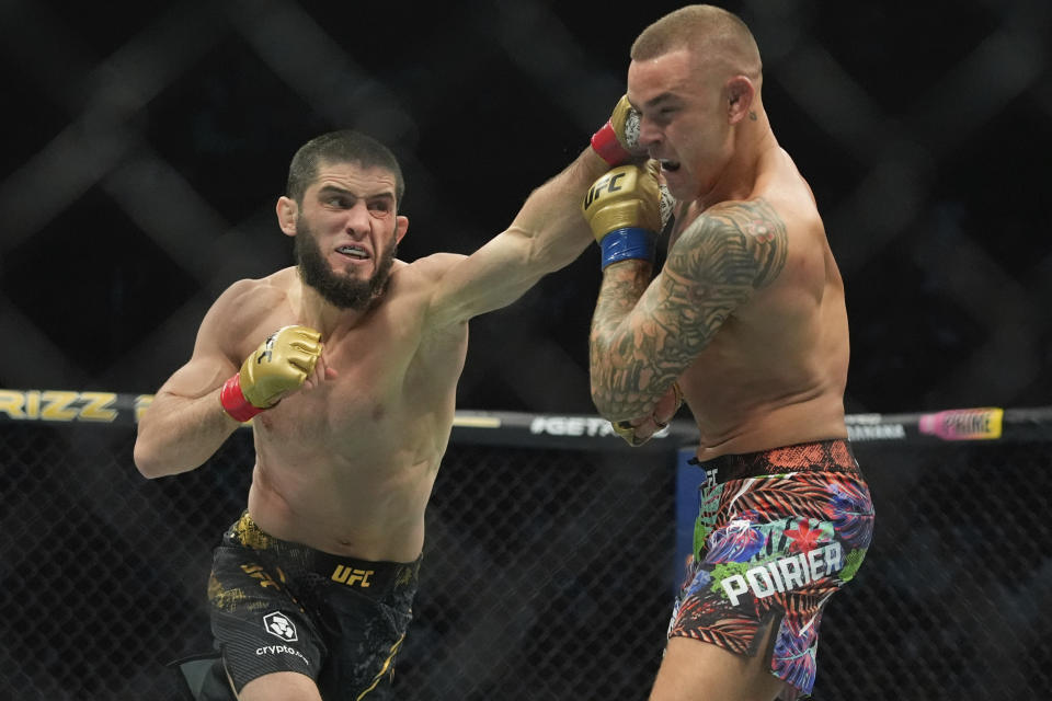 Islam Makhachev batalló, pero al final pudo retener el título de los pesos ligeros cuando puso a dormir a Dustin Poirier en el quinto asalto del combate estelar d ela UFC 302. (AP Foto/Frank Franklin II)