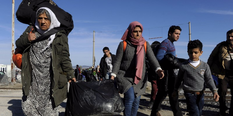 Migrants carry their belongings inside a camp, as they wait to cross the Greek-Macedonian border, near the village of Idomeni, Greece, February 2, 2016. REUTERS/Alexandros Avramidis