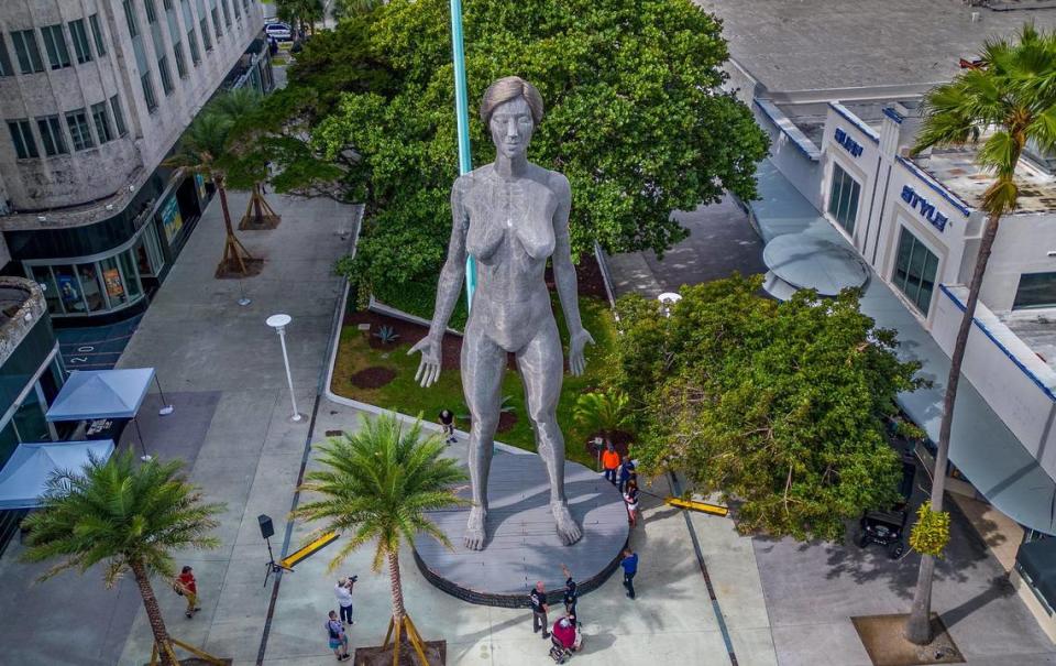 Vista de R-Evolution, una escultura cinética de 45 pies de altura y 32,000 libras de peso del artista Marco Cochrane en el Lincoln Road Mall, colocada en noviembre de 2023. La obra permanecerá en el centro comercial hasta abril de 2024.