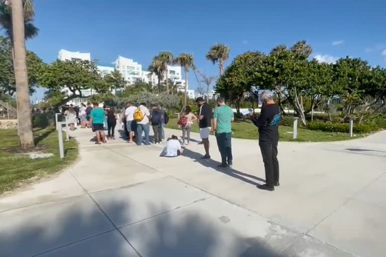 Las personas hacen fila para vacunarse en Miami