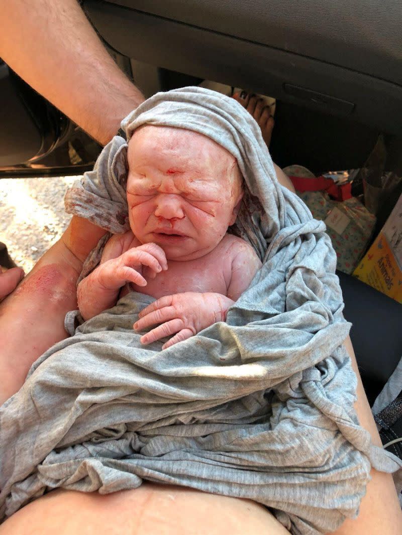 Edward a utilisé la ceinture d’une robe pour clamper le cordon du bébé [Photo: SWNS]