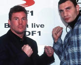 Bei der Europameisterschaft am 24. Oktober 1998 geht es für Klitschko in seinem 22. Profikampf gegen den Berliner Mario Schießer. Klitschko ist wieder nach zwei Runden fertig - diesmal durch Technischen K.o.