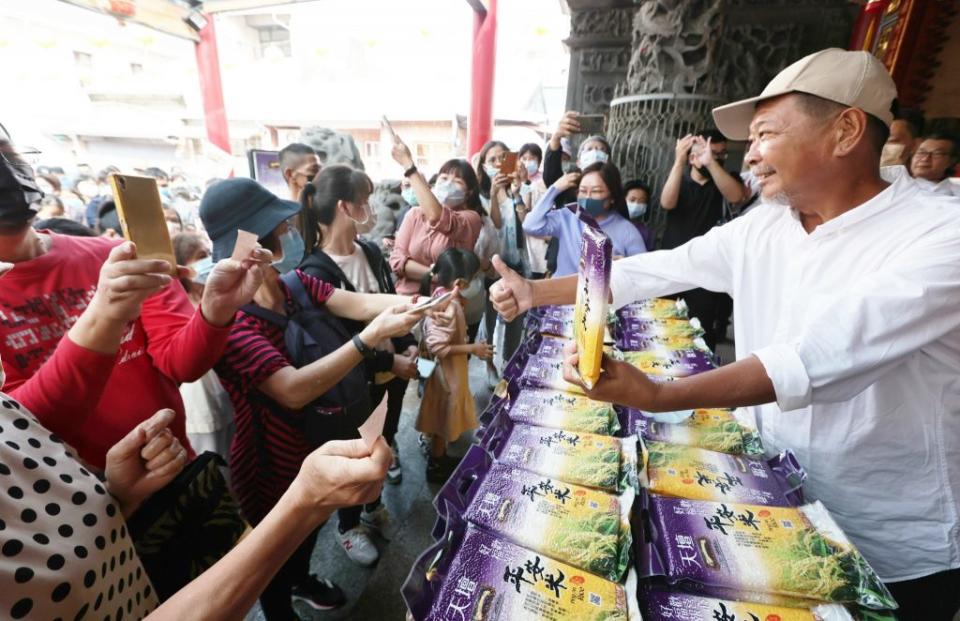 「遊學太子爺」在台灣首廟天壇（天公廟）發出一百六十八包轉運米母。（記者陳治交攝）
