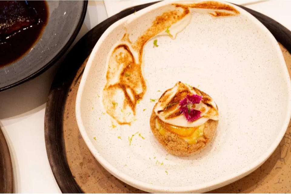 El cierre de la noche fue creado por el chef Iván Ortiz, originario de la Ciudad de México, una tarta crujiente rellena de queso ricotta con cristalizado de mandarina, coronada con merengue de lima. 