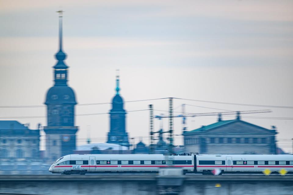 Für die Fahrgäste bedeutet der Tarifkompromiss eine Rückkehr zur Verlässlichkeit auf der Schiene.  - Copyright: picture alliance/dpa | Robert Michael