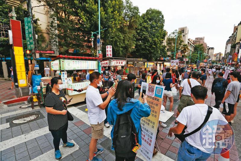  台北市幾家夜市微解封，但解封就是開漏洞。解愈多，漏洞就愈大，疫情遲早燒回來。圖為寧夏夜市。