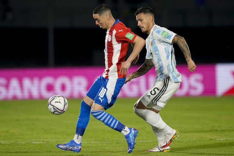 Leandro Paredes, frente a Miguel Almiron