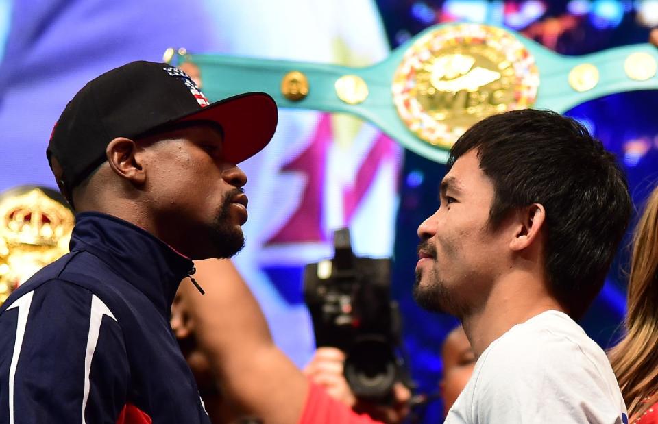 Floyd Mayweather (I) y Manny Pacquiao se miran el 1 de mayo de 2015, en Las Vegas, Nevada, un día antes de la Pelea del Siglo (AFP | FREDERIC J. BROWN)