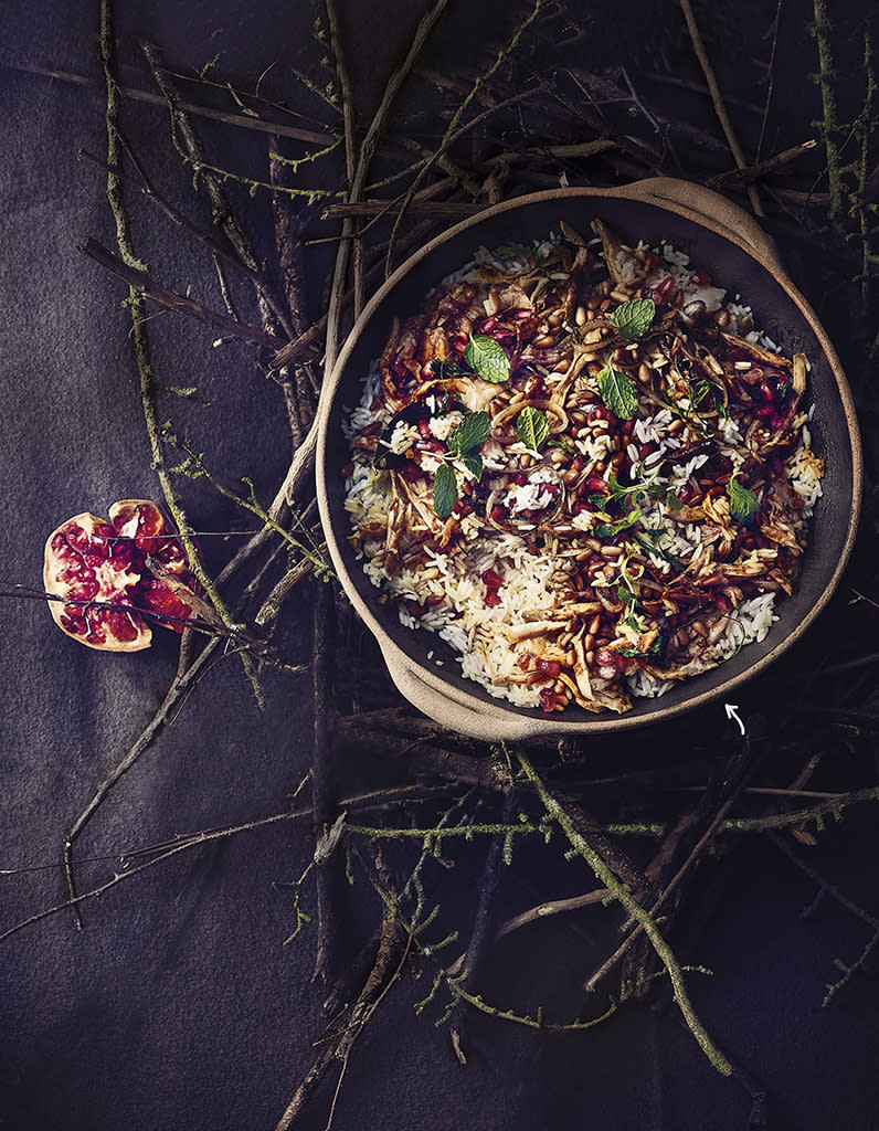 Biryani de poulet aux épices douces, pignons de pin, sauce au yaourt <br><p> Avec 227 mg de magnésium pour 100g, les pignons de pin contribuent significativement à l'apport quotidien de magnésium. Incontournables dans le pesto, vous pouvez incorporer les pignons de pin dans vos préparations, ou les déguster en simple collation.<br>Découvrez notre recette de <a href="https://www.elle.fr/Elle-a-Table/Recettes-de-cuisine/Biryani-de-poulet-aux-epices-douces-pignons-de-pin-sauce-au-yaourt-3829075" rel="nofollow noopener" target="_blank" data-ylk="slk:biryani de poulet aux épices douces, pignons de pin, sauce au yaourt;elm:context_link;itc:0;sec:content-canvas" class="link ">biryani de poulet aux épices douces, pignons de pin, sauce au yaourt</a></p><br>