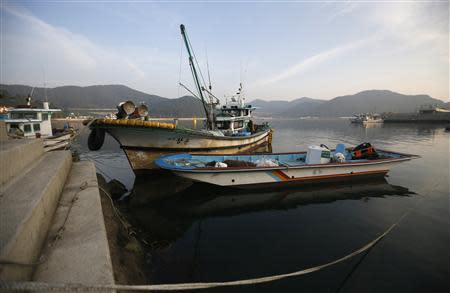 Old fishing boats are anchored in a small port near Nongso village in Geoje, about 470 km (292 miles) southeast of Seoul October 29, 2013. REUTERS/Kim Hong-Ji