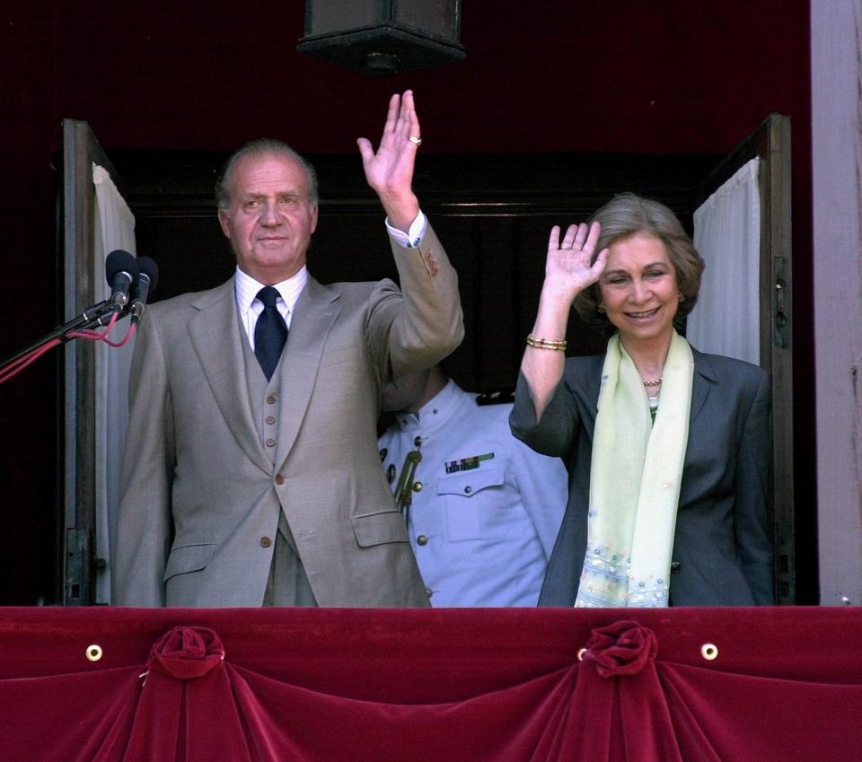 King Juan Carlos and Queen Sofia, of Spain wave to the crowd gathered outside Government House in St. Augustine, Fla., Sunday, April 1, 2001. The couple visited the city that was once a valuable port for the Spanish. (AP Photo/Peter Cosgrove) ORG XMIT: FPAC101 ORG XMIT: MER0704201124591299