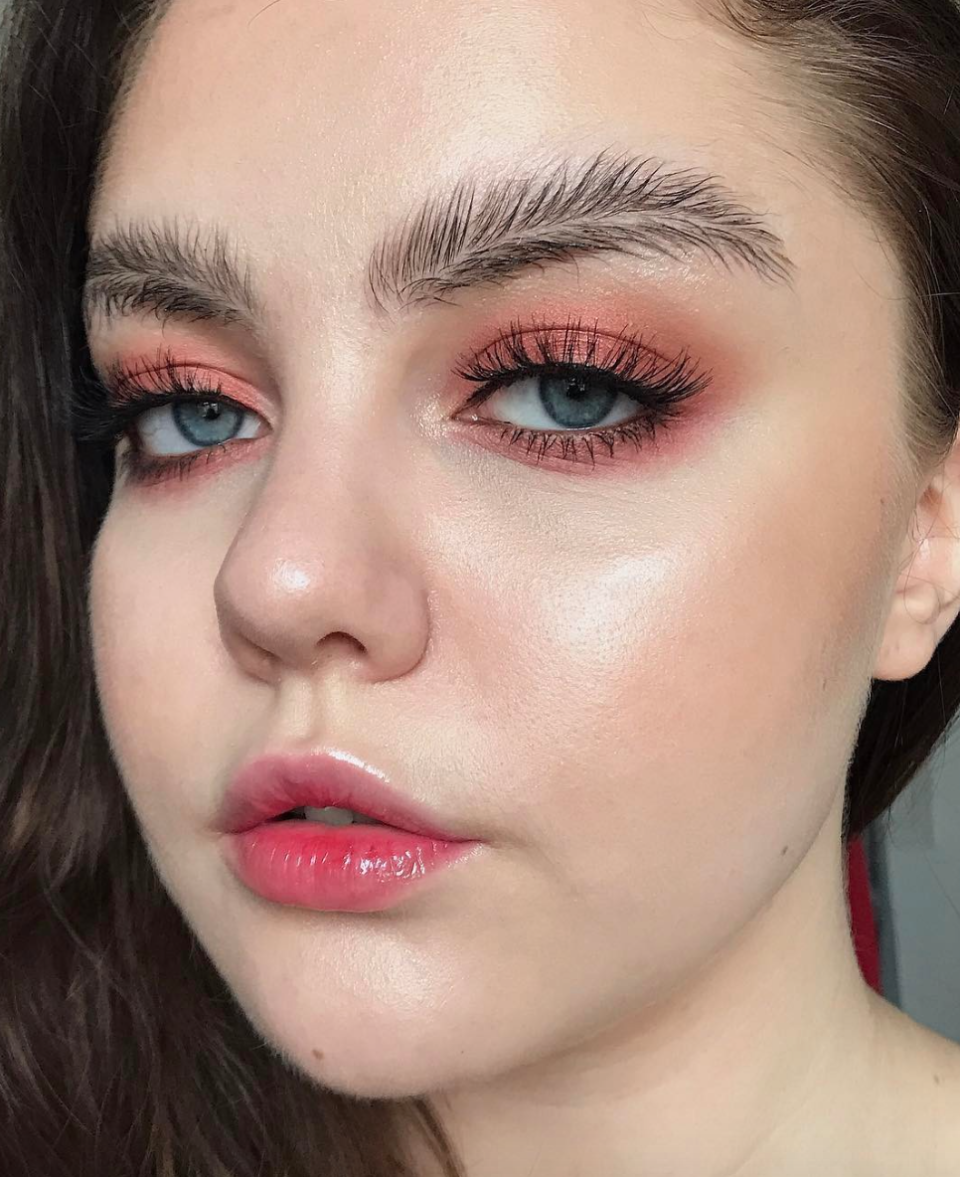 <p>Dieser Look schießt den Vogel ab: Augenbrauen im Feder-Look trenden gerade auf Instagram. (Bild: Instagram/stella.s.makeup) </p>