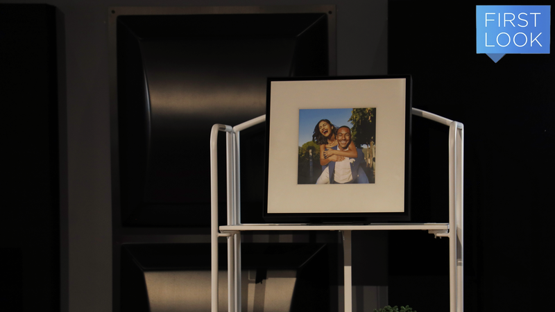 The max photo size of the first-gen Music Frame is limited to 8 by 8. - Photo: Artem Golub / Gizmodo