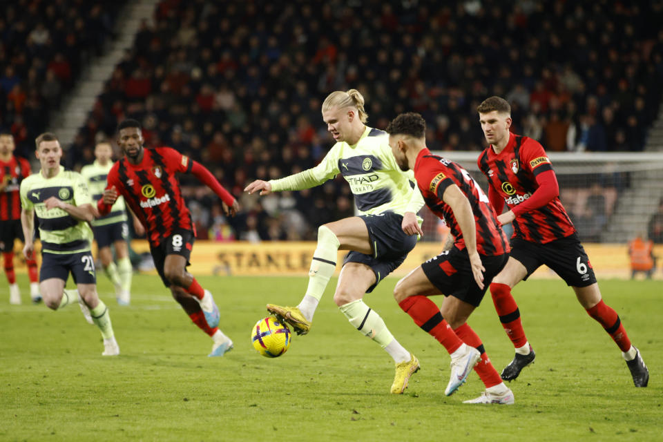 Erling Haaland del Manchester City pelea por el balón con Ryan Fredericks del Bournemouth en el encuentro de la Liga Premier el sábado 25 de febrero del 2023. (AP Foto/David Cliff)