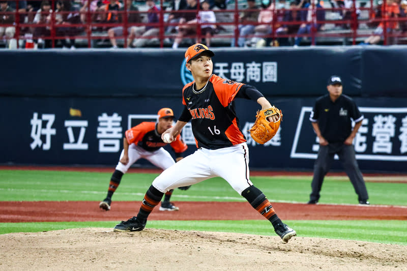 中職天母戰　統一獅郭俊麟先發拿勝 中華職棒統一獅隊5日作客天母棒球場迎戰味全龍 隊，獅隊郭俊麟（前）先發登板，主投5局僅失1分、 送出3次三振，拿下勝投。 中央社記者翁睿坤攝  113年4月5日 