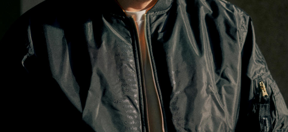 Die Vorderseite der Jacke ist mit Berliner Straßennamen versehen, die durch die Mauer geteilt waren und symbolisch durch den Zipper verbunden werden können. (Bild: adidas Originals)