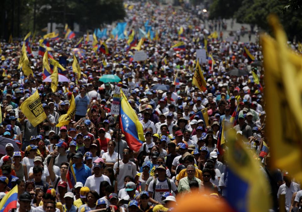 Venezuela bajo máxima tensión por marchas opuestas