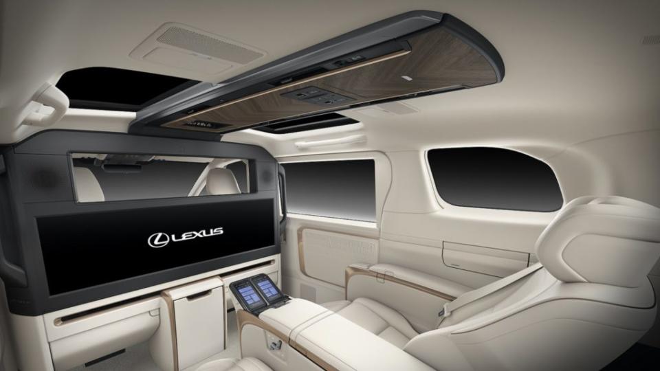 4人座車型中央螢幕升級為48吋版本。(圖片來源/ Lexus)