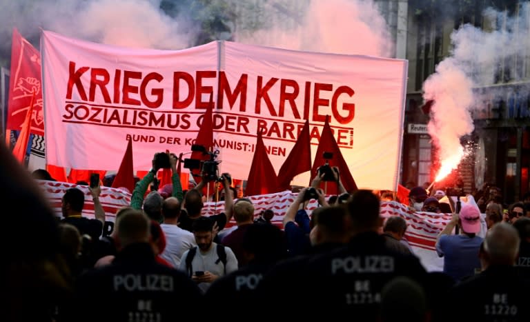 Die Berliner Polizei hat den Verlauf der Demonstrationen am 1. Mai in der Bundeshauptstadt positiv bewertet. Bis auf wenige Ausnahmen sei es außerordentlich friedlich geblieben, sagte Polizeipräsidentin Barbara Slowik im Rundfunk Berlin-Brandenburg. (Tobias SCHWARZ)