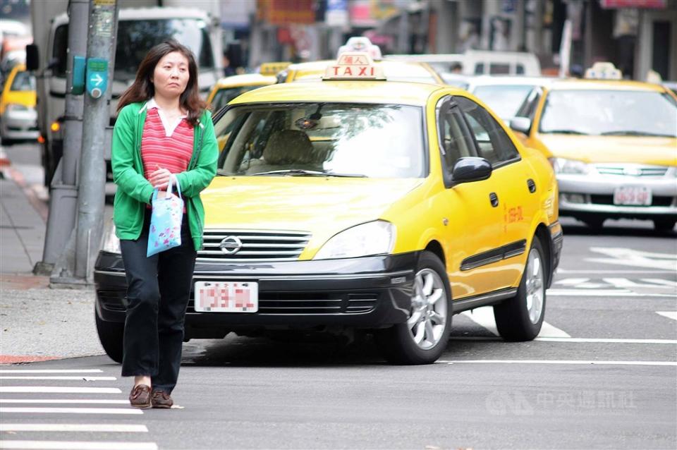 台灣早年一直鼓勵行人靠右、順著車流走，但根據北醫大副教授白志偉團隊研究發現，這樣行人事故致死率反而比逆著車流走高出1.2倍。（示意圖／中央社檔案照片）