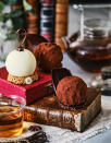 10€<br><p> A l’intérieur de cette boule gourmande d’Hugo & Victor se mélangent une mousse au chocolat pure origine Madagascar, vanille Bourbon et fève tonka ; un cœur coulant au praliné noisette ; un biscuit sacher ; un décor de flamme en chocolat ; et un socle sablé praliné-chocolat.<br> <br> <a href="https://hugovictor.com/" rel="nofollow noopener" target="_blank" data-ylk="slk:https://hugovictor.com/;elm:context_link;itc:0;sec:content-canvas" class="link ">https://hugovictor.com/</a></p> <br><br><a href="https://www.elle.fr/Noel/Cuisine/Dossiers-Noel/chocolats-de-Noel#xtor=AL-541" rel="nofollow noopener" target="_blank" data-ylk="slk:Voir la suite des photos sur ELLE.fr;elm:context_link;itc:0;sec:content-canvas" class="link ">Voir la suite des photos sur ELLE.fr</a><br><h3> A lire aussi </h3><ul><li><a href="https://www.elle.fr/Elle-a-Table/Que-faire-avec/25-recettes-de-sables-de-Noel#xtor=AL-541" rel="nofollow noopener" target="_blank" data-ylk="slk:30 recettes de sablés de Noël;elm:context_link;itc:0;sec:content-canvas" class="link ">30 recettes de sablés de Noël </a></li><li><a href="https://www.elle.fr/Noel/Cuisine/Dossiers-Noel/Buches-de-noel#xtor=AL-541" rel="nofollow noopener" target="_blank" data-ylk="slk:Les plus belles bûches de Noël 2023;elm:context_link;itc:0;sec:content-canvas" class="link ">Les plus belles bûches de Noël 2023</a></li><li><a href="https://www.elle.fr/Noel/Cuisine/Dossiers-Noel/Panettone#xtor=AL-541" rel="nofollow noopener" target="_blank" data-ylk="slk:Où acheter le meilleur panettone ?;elm:context_link;itc:0;sec:content-canvas" class="link ">Où acheter le meilleur panettone ?</a></li><li><a href="https://www.elle.fr/Noel/Cuisine/Dossiers-Noel/Cadeaux-gourmands-a-offrir#xtor=AL-541" rel="nofollow noopener" target="_blank" data-ylk="slk:33 cadeaux gourmands à offrir à Noël;elm:context_link;itc:0;sec:content-canvas" class="link ">33 cadeaux gourmands à offrir à Noël</a></li><li><a href="https://www.elle.fr/Astro/Horoscope/Quotidien#xtor=AL-541" rel="nofollow noopener" target="_blank" data-ylk="slk:Consultez votre horoscope sur ELLE;elm:context_link;itc:0;sec:content-canvas" class="link ">Consultez votre horoscope sur ELLE</a></li></ul>