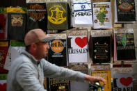 Foto del martes de un hombre en bicicleta en la Ciudad Vieja de Jerusalén. Dic 5, 2017 REUTERS/Ammar Awad