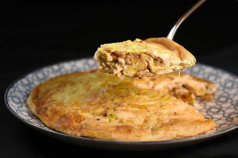 〈青葉〉招牌菜〈菜脯蛋〉的烹製工藝在業界享有盛名，外皮酥香、裡層柔軟潤滑，並可清楚咀嚼宜蘭菜脯的甘味。