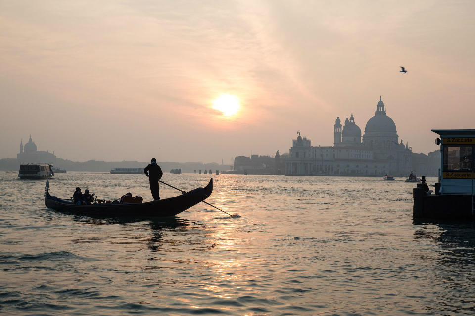 <p>La mayoría de las 1.600 personas que participaron en la mencionada encuesta votaron Venecia como el mejor sitio para declararse en 2019. ¿Nuestra propuesta? Reserva un paseo en góndola al atardecer y pídeselo. (Foto: Pixabay / <a rel="nofollow noopener" href="https://pixabay.com/photos/venice-church-italy-architecture-920862/" target="_blank" data-ylk="slk:Beautytreff;elm:context_link;itc:0;sec:content-canvas" class="link ">Beautytreff</a>). </p>