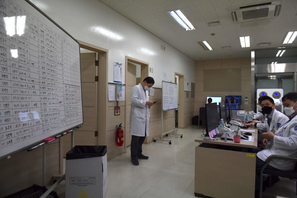 Doctors tracking cases of the COVID-19 novel coronavirus work in a situation room at a hospital in Daegu on March 10, 2020. - South Korea, one of the worst-affected countries in the coronavirus epidemic outside China, on March 10 reported fewer than 150 new cases for the first time in two weeks. (Photo by ED JONES / AFP) (Photo by ED JONES/AFP via Getty Images)