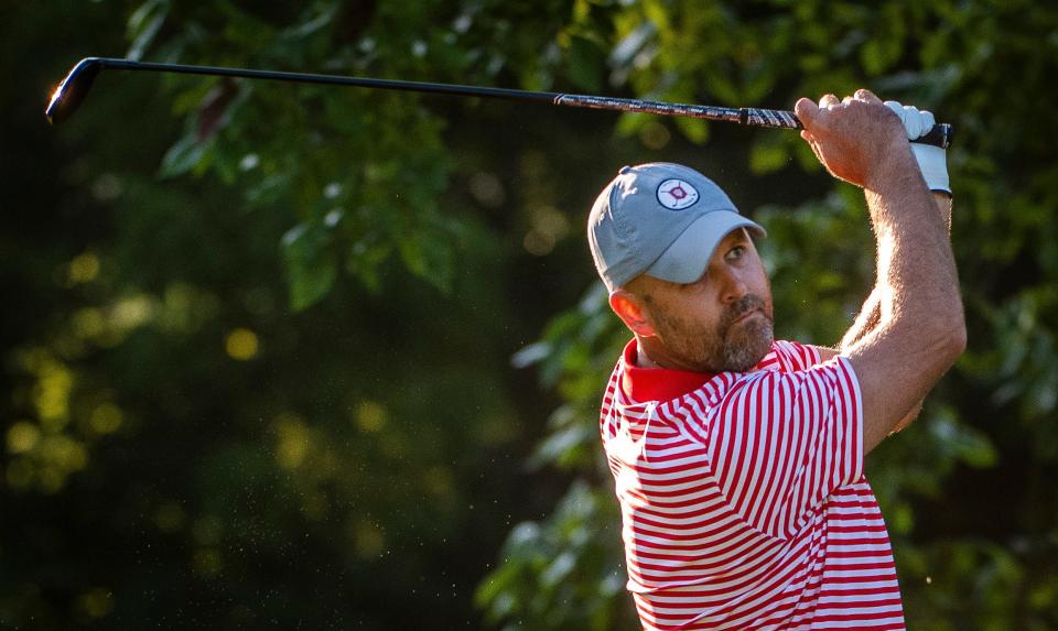 Chris Williams golpea desde el primer tee en el campo de golf Cascades en su partido en el torneo de golf de la ciudad de Bloomington el domingo 7 de julio de 2024.