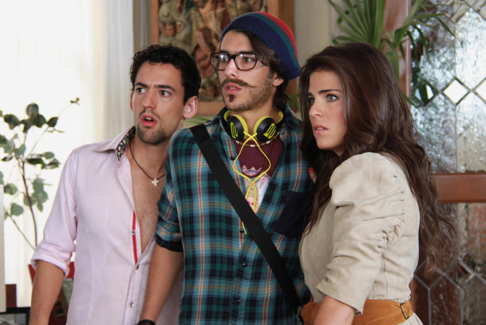 This undated promotional image released by Warner Bros. Studios shows actor Luis Gerardo Mendez, left, Juan Pablo Gil, center, and Karla Souza in the movie "Nosotros los Nobles." The Mexican riches-to-rags movie, “We are the Nobles” has opened to packed theaters in a country with one of the world's widest income gaps, and a love for laughing at misfortune. More than 1 million people showed up in the first week to see the story of an impresario who fakes a government raid on his riches to teach his children the value of work. (AP Photo/Warner Bros. Studios)