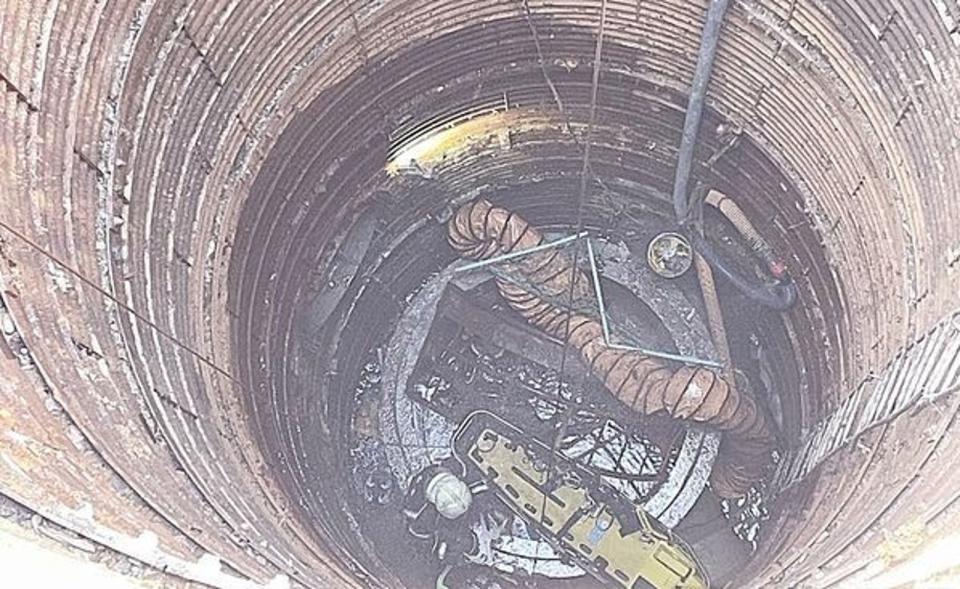 陳俞安墜落14公尺深的下水道工作井身亡 。（翻攝畫面）