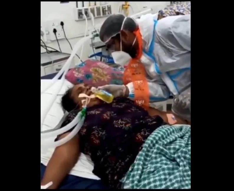 印度人民黨（BJP）成員涉嫌以牛尿為染疫病人治病，並上傳一段影片到Twitter。( 網上截圖)