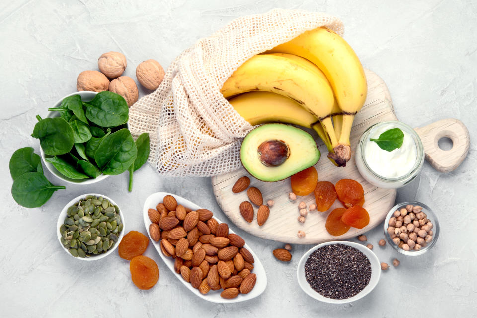 Banana, aguacate, espinaca, frutos secos, son algunos de los alimentos que contienen buenas cantidades de potasio, un tesoro para la salud. (Getty Creative)