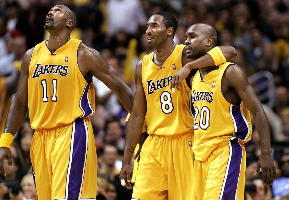 圖左起Karl Malone、Kobe Bryant與Gary Payton在比賽勝利後開心退場。(Photo by Wally Skalij/Los Angeles Times via Getty Images)