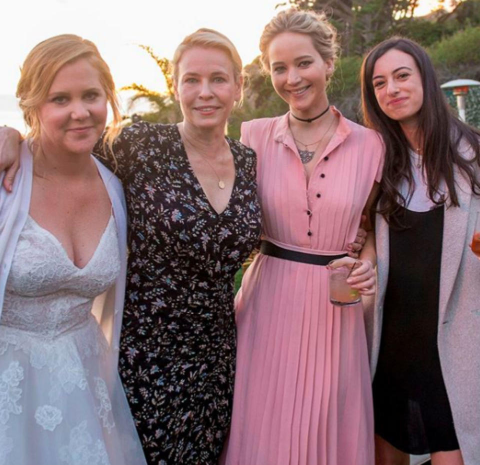 <p>Amy Schumer se casó por sorpresa el pasado 13 de febrero y a su boda acudieron muchas caras conocidas. ¿Estás pensando en reciclar alguno de tus vestidos? Es lo que hizo Jennifer Lawrence con su Philosophy di Lorenzo Serafini que estrenó en diciembre. (Foto: Instagram / <a rel="nofollow noopener" href="https://www.instagram.com/amyschumer/" target="_blank" data-ylk="slk:@amyschumer;elm:context_link;itc:0;sec:content-canvas" class="link ">@amyschumer</a>). </p>