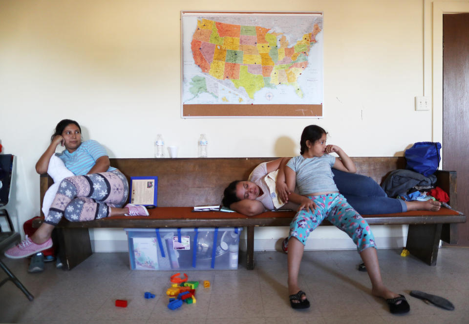 Migrantes centroamericanos que cruzarn México para pedir asilo en la frontera de Estados UNidos esperan en un albergue en Nuevo México. (Getty Images)