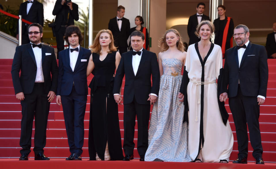 Rares Andrici, Malina Manovici, Cristian Mungiu, Maria Dragus, Lia Bugnar et Adrian Titieni sur le red carpet du Festival de Cannes avant la projection du film “Baccalauréat”.