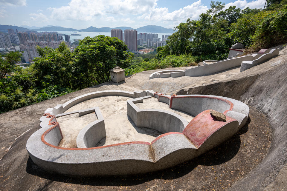 墳頭位置風景優美，本土研究社研究員黃肇鴻指，不少人會以風水作為「界外殯葬」的原因。
